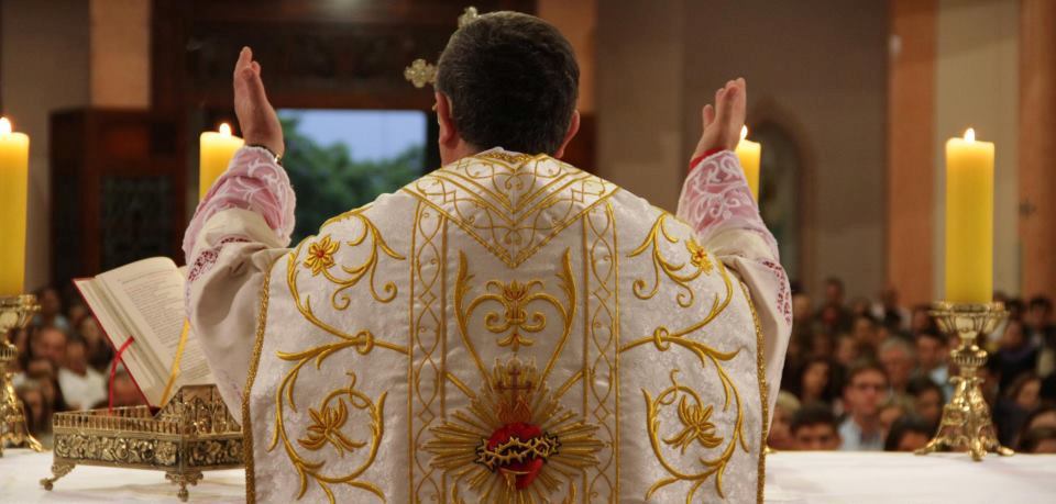 Sacerdote celebrando a Santa Missa